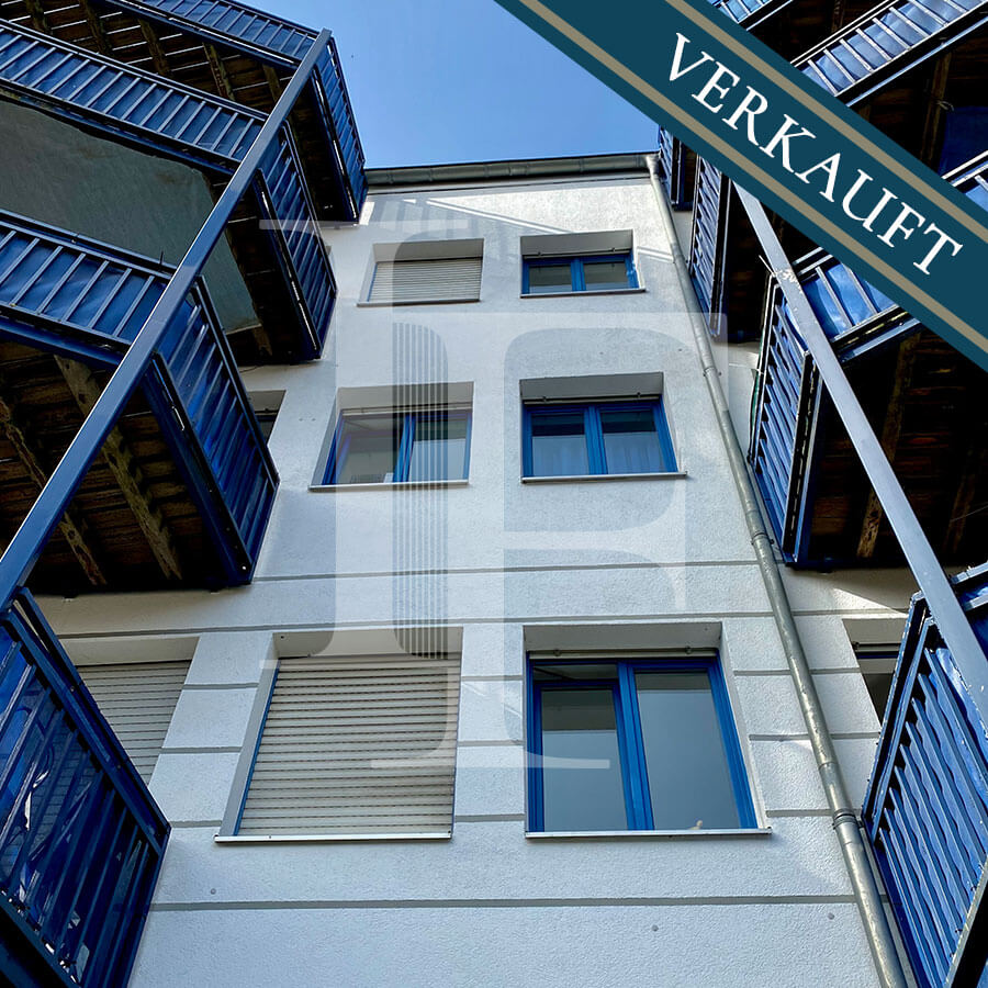 Immobilien Friederich Mehrfamilienhaus mit blauen Fenstern