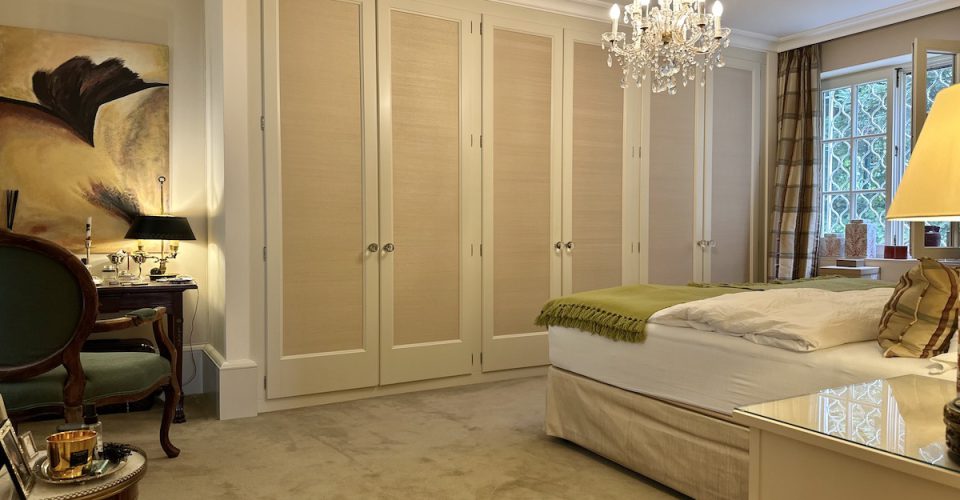 Schlafzimmer mit Einbauten