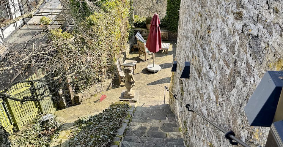 Zugang zur unteren Terrasse